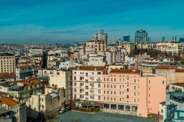 İstanbul, Türkiye - 2 Şubat 2021 - İstanbul şehir merkezindeki eski ve yeni binaların hava manzarası Galata Kulesi 'nden görüldü