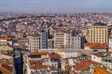 İstanbul, Türkiye - 2 Şubat 2021 - İstanbul şehir merkezindeki eski ve yeni binaların havadan panoramik manzarası Galata Kulesi 'nden görüldü