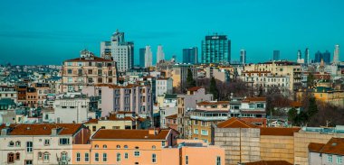 İstanbul, Türkiye - 2 Şubat 2021 - İstanbul şehir merkezindeki güneşli bir günde Galata Kulesi 'nden görülen eski ve yeni binaların güneşli hava manzarası