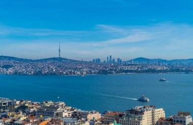 İstanbul, Türkiye - 2 Şubat 2021 - İstanbul Boğazı 'nın panoramik manzarası Asya tarafında binalar ve İstanbul' un tepedeki Büyük Camlika Camii