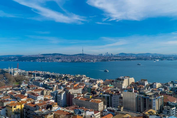 İstanbul, Türkiye - 2 Şubat 2021 - İstanbul Boğazı Asya ve Avrupa taraflarında binalar ve İstanbul 'un tepedeki Büyük Camlika Camii