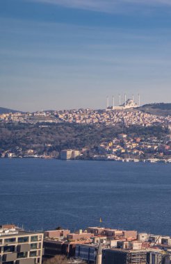 İstanbul, Türkiye - 2 Şubat 2021 - Asya yakasında binalar ve tepede İstanbul 'un Büyük Camlika Camii ile İstanbul Boğazı' nın dikey görünümü