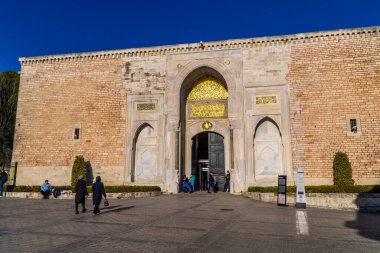 İstanbul, Türkiye - 1 Şubat 2021 - Sultanahmet 'teki antik Osmanlı Topkapı Sarayı girişinin sokak manzarası güneşli bir günde