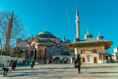  İstanbul, Türkiye - 1 Şubat 2021 - Ayasofya Büyük Camii önünde yürüyen insanların ve türbanlı Müslüman kadınların sokak fotoğrafları