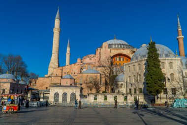 İstanbul, Türkiye - 1 Şubat 2021 - Güneşli bir günde Ayasofya Büyük Camii önünde yürüyen insanların sokak fotoğrafı