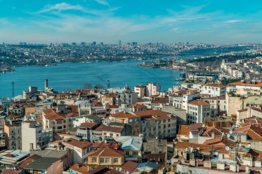 İstanbul, Türkiye - 31 Ocak 2021 - Güneşli bir günde camileri ve binaları olan Golden Horn nehrinin güzel panoramik manzarası