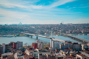 İstanbul, Türkiye - 31 Ocak 2021 - Camileri, binaları ve Halic Köprüsü ile Haliç Nehri 'nin güzel panoramik manzarası