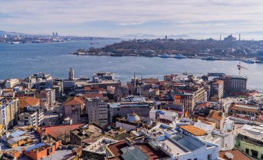 İstanbul, Türkiye - 31 Ocak 2021 - Topkapı Sarayı, Ayasofya Büyük Camisi ve Marmara Denizi ile Sultanahmet 'in panorama panoramik manzarası
