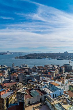 İstanbul, Türkiye - 31 Ocak 2021 - Topkapı Sarayı, Ayasofya Büyük Camisi ve Marmara Denizi ile Sultanahmet 'in dikey panoramik görüntüsü