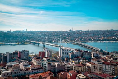 İstanbul, Türkiye - 31 Ocak 2021 - Galata Kulesi 'nden camiler ve binalar görünen Haliç nehrinin panoramik hava manzarası