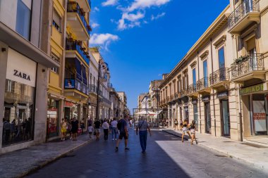 Reggio Calabria, İtalya - 21 Temmuz 2020 Zara mağazası ve Corso Giuseppe Garibaldi alışveriş caddesinde maskeli insanlar