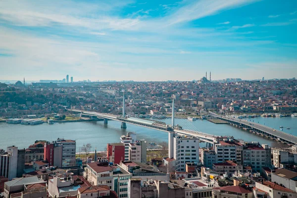 İstanbul, Türkiye - 31 Ocak 2021 - Camileri, binaları ve Halic Köprüsü ile Haliç Nehri 'nin güzel panoramik manzarası