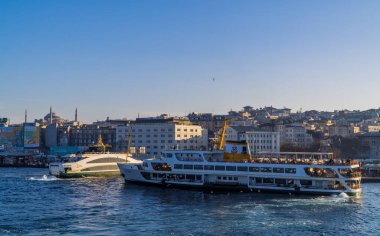 İstanbul, Türkiye - 2 Şubat 2021 - Eminonu 'daki feribotlu rıhtımların ve arka plandaki tepenin üzerindeki Ayasofya Büyük Camii' nin güzel manzarası