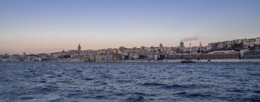 İstanbul, Türkiye - 9 Şubat 2021 - Avrupa tarafındaki Tophane ve Galata bölgelerinin camileri, binaları ve gün doğumunda Galata Kulesi 'nin güzel panoramik manzarası