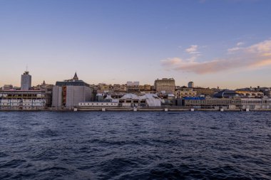 İstanbul, Türkiye - 9 Şubat 2021 - Avrupa tarafında gün doğumunda Galata 'nın ufuk çizgisinin güzel manzarası