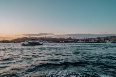 İstanbul, Türkiye - 9 Şubat 2021 - İstanbul 'un Avrupa yakasının, Ayasofya ve tepedeki Topkapı Sarayı ile İstanbul' un Avrupa yakasının ufuk çizgisinin panoramik gündoğumu