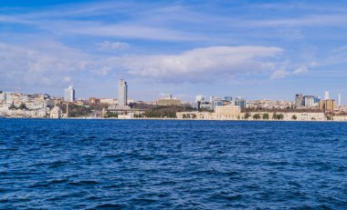 İstanbul, Türkiye - 9 Şubat 2021 - Dolmabahçe Sarayı ve gökdelenlerle İstanbul 'un Avrupa yakasının panoramik manzarası