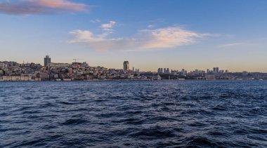 İstanbul, Türkiye - 9 Şubat 2021 - İstanbul 'un Avrupa yakasının gündoğumu manzarası çağdaş yüksekliklerle İstanbul Boğazı' ndan