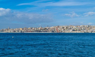 İstanbul, Türkiye - 9 Şubat 2021 - Galata Kulesi ve Karaköy Mahallesi ile İstanbul, Türkiye 'nin Avrupa yakasının ufuk çizgisi