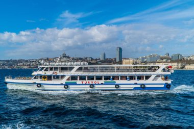 İstanbul, Türkiye - 9 Şubat 2021 - Turyol feribotu İstanbul Boğazı 'nda Avrupa tarafının ufuk çizgisi arka planda