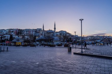 İstanbul, Türkiye - 9 Şubat 2021 - Asya tarafında gün doğumunda Uskudar 'ın sokak manzarası