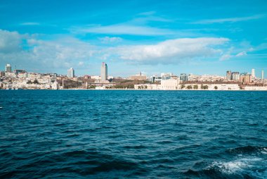 İstanbul, Türkiye - 9 Şubat 2021 - Dolmabahçe Sarayı ve gökdelenleri ile İstanbul 'un Avrupa yakasının panoramik gündüz manzarası