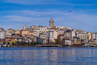 İstanbul, Türkiye - 31 Ocak 2021 - Galata Köprüsü 'nden Galata Kulesi' nin güzel manzarası