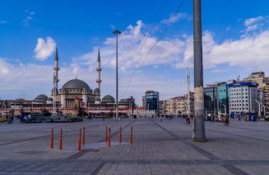 İstanbul, Türkiye - 11 Şubat 2021 - İnsanların, taksilerin ve Beyoğlu 'ndaki Taksim Meydanı' ndaki yeni caminin güzel sokak fotoğrafları