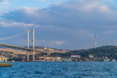 İstanbul, Türkiye - 10 Şubat 2021 - 15 Temmuz Şehitler Köprüsü (Boğaz Köprüsü) Avrupa tarafında Besiktaş 'tan görüldü