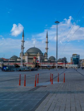 İstanbul, Türkiye - 11 Şubat 2021 - Beyoğlu 'ndaki Taksim Meydanı' ndaki yeni caminin dikey sokak fotoğrafçılığı