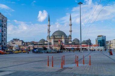 İstanbul, Türkiye - 11 Şubat 2021 - İnsanların, taksilerin ve Beyoğlu 'ndaki Taksim Meydanı' ndaki yeni caminin sokak fotoğrafları