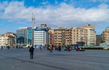 İstanbul, Türkiye - 11 Şubat 2021 - Beyoğlu 'ndaki Taksim Meydanı' ndaki sokak fotoğrafçılığı