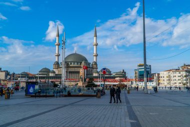 İstanbul, Türkiye - 11 Şubat 2021 - İnsanların, taksilerin ve Beyoğlu 'ndaki Taksim Meydanı' ndaki yeni caminin panoramik sokak fotoğrafçılığı