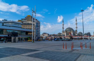 İstanbul, Türkiye - 11 Şubat 2021 - binaların, taksilerin ve Beyoğlu 'ndaki Taksim Meydanı' ndaki yeni caminin sokak fotoğrafları