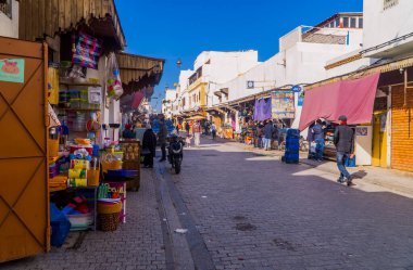 Rabat, Fas - 11 Ocak 2021 - Rabat Medine 'sindeki insanlar, dükkanlar ve restoranlar