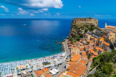Scilla, İtalya - 22 Temmuz 2020 - İnanılmaz sahil kasabası Scilla, Calabria 'nın panoramik hava manzarası