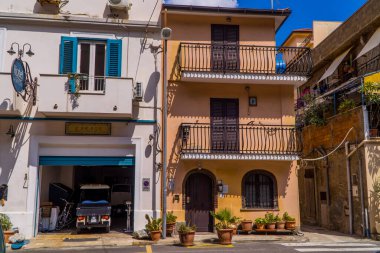 Scilla, İtalya - 22 Temmuz 2020 - Calabria 'nın Scilla kasabasında balkonlu geleneksel İtalyan evleri