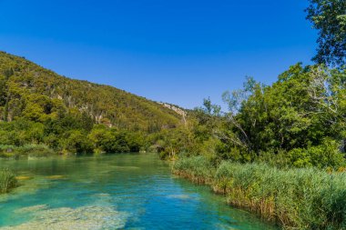 Hırvatistan 'ın Dalmaçya kentinde Krka Ulusal Parkı içinde parıldayan göl