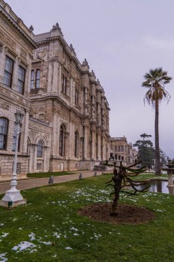 İstanbul, Türkiye - 15 Şubat 2021 - Turistlere 19. yüzyıl Osmanlı Dolmbahce Sarayı 