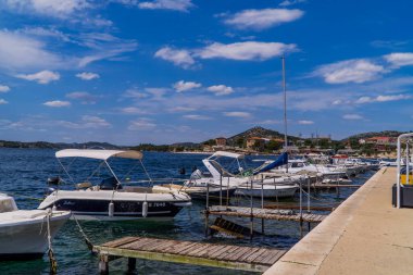 Sibenik, Hırvatistan - 4 Temmuz 2020 - Dalmaçya 'nın Sibenik kentinin limanında tekneler