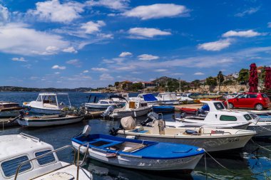 Sibenik, Hırvatistan - 4 Temmuz 2020 - Dalmaçya 'nın Sibenik kentinin limanında motorlu botlar