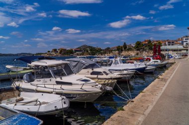 Sibenik, Hırvatistan - 4 Temmuz 2020 - Dalmaçya 'nın Sibenik kentinde küçük tekneler