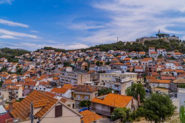 Sibenik, Dalmaçya, Hırvatistan - 4 Temmuz 2020 - Dalmaçya 'nın Sibenik kasabasındaki tepede kırmızı çatıları olan tipik evler