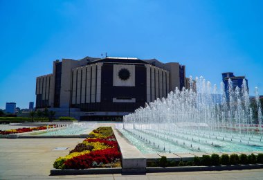 Sofya, Bulgaristan - 1 Eylül 2019 - Ulusal Kültür Sarayı (NDK) çeşmesiyle gün ışığında