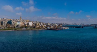 İstanbul, Türkiye - 17 Şubat 2021 - Altın Boynuz Nehri 'nin güzel panoramik manzarası ve arka planda Boğaz ve Asya tarafının yer aldığı Galata bölgesi