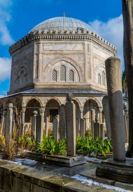 İstanbul, Türkiye - 17 Şubat 2021 - İstanbul, Türkiye 'deki Süleyman Camii' nin yanındaki Müslüman mezarlığı