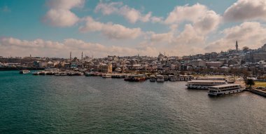 İstanbul, Türkiye - 17 Şubat 2021 - sisli bir günde Ayasofya Camii ile Eminonu ve Fatih bölgelerinin panoramik manzarası