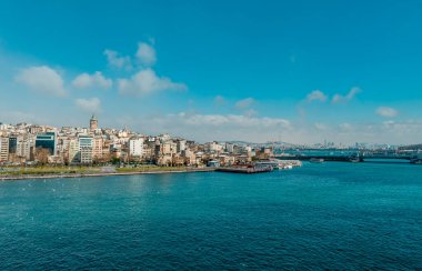 İstanbul, Türkiye - 17 Şubat 2021 - Altın Boynuz Nehri 'nin panoramik manzarası ve arka planda Boğaz ve Asya tarafının yer aldığı Galata bölgesi
