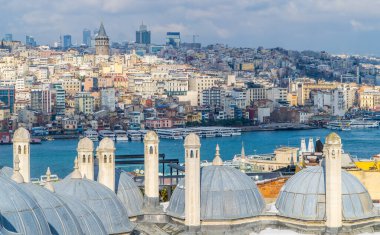 İstanbul, Türkiye - 17 Şubat 2021 - İstanbul, İstanbul ve Galata Camii 'nden görülen İstanbul Boğazı, İstanbul Boğazı ve Galata Kulesi' nin kışın panoramik manzarası