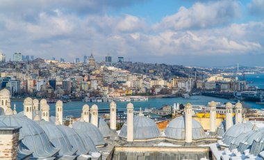 İstanbul, Türkiye - 17 Şubat 2021 - Bulutlu bir günde İstanbul şehir merkezinden ve Galata Kulesi 'nden görülen İstanbul Boğazı, İstanbul Boğazı, İstanbul Boğazı ve Galata Kulesi' nin güzel manzarası